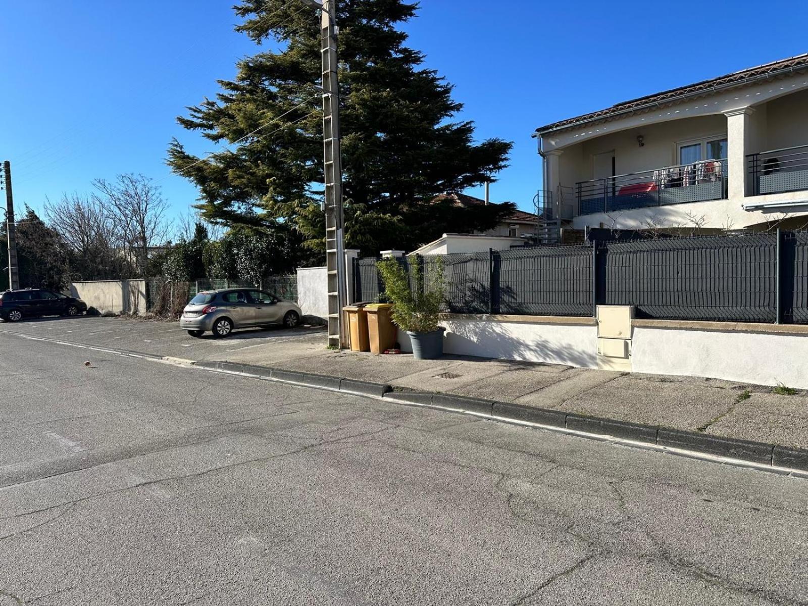 Appartement T2 Avec Terrasse Et Cour Cavaillon Extérieur photo