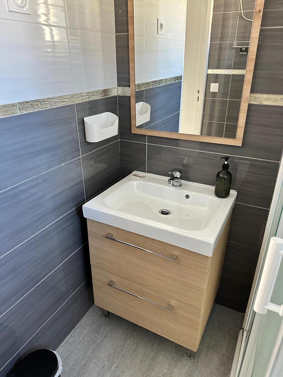 Appartement T2 Avec Terrasse Et Cour Cavaillon Extérieur photo