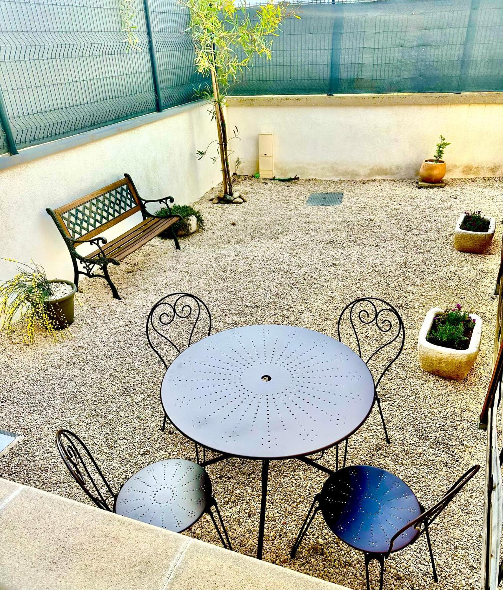 Appartement T2 Avec Terrasse Et Cour Cavaillon Extérieur photo